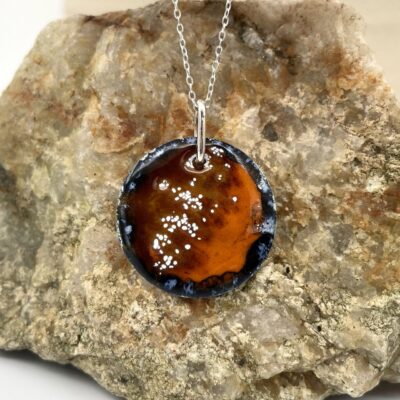 Pendentif émaillé